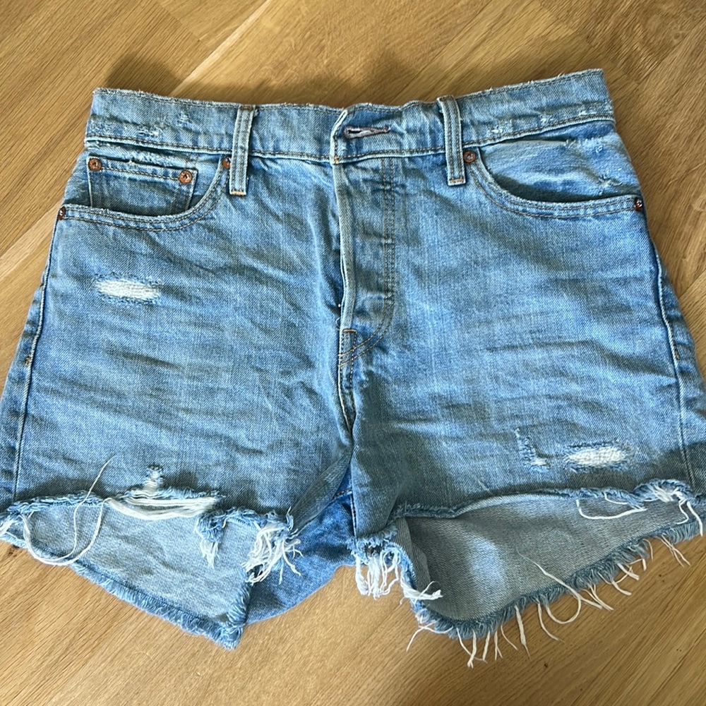 Levi wedgie shorts - size 29
